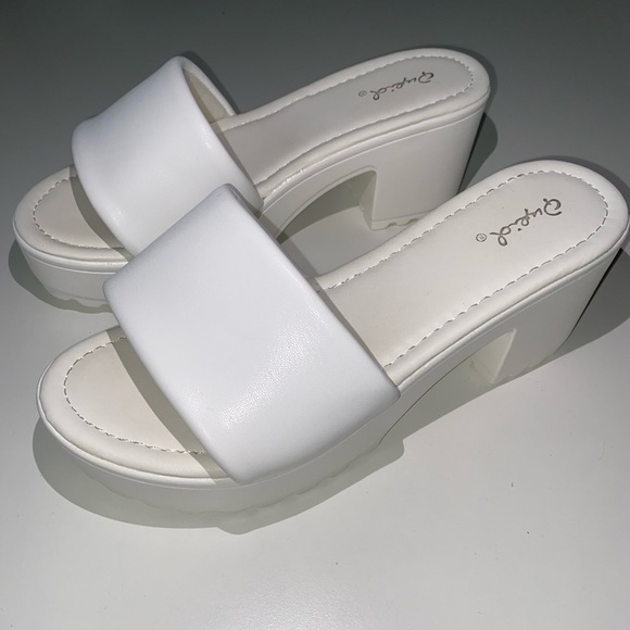 NWT QUPID GRATIA WHITE STRETCH MULES SANDALS SHOES TRENDY POPULAR COMFY SHOE - Picture 1 of 8